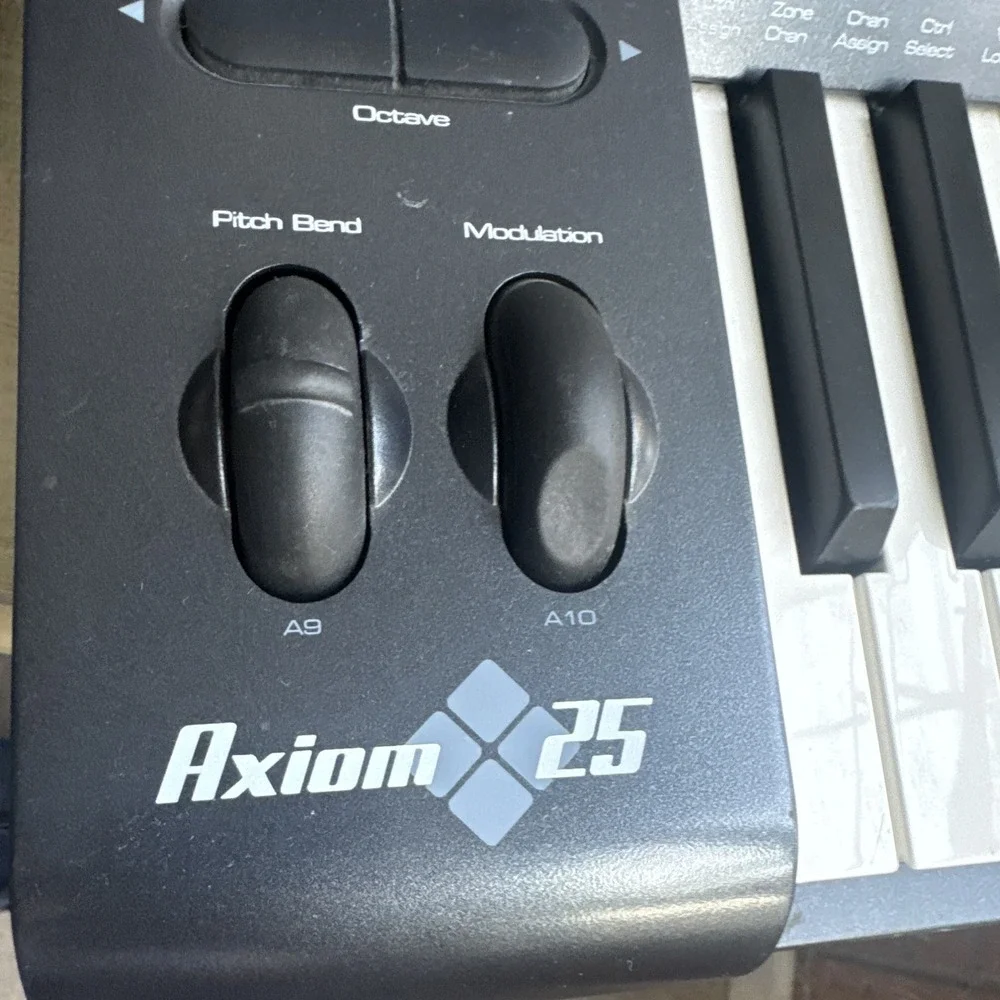 M-Audio Axiom 25 MIDI Keyboard Controller w/ Pads, Pitch/Mod Wheels no cables